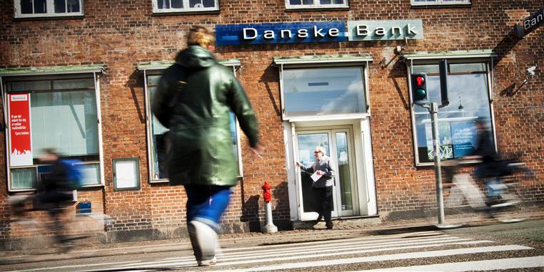 For mange Aldi-medarbejdere er det hverdag at skulle alene i banken med op til 100.000 kroner. En del mindre butikker anvender samme praksis, mens langt de fleste supermarkeder bruger enten professionelle firmaer eller sørger for, at medarbejderne altid går mindst to sammen.
