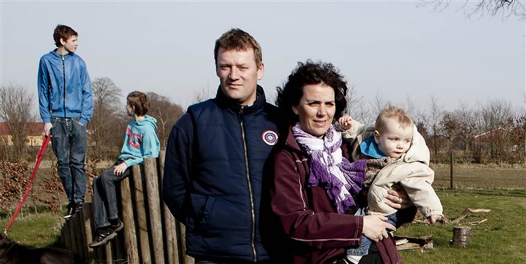 Et sagsanlæg kommer sjældent alene, lyder en moderne omskrivning af et andet ordsprog. Det gælder for firmaet Dansk Forsikringsmæglerhus, som anklages for adskillige lovbrud efter fyring af ægteparret Lone Anker Rasmussen og Paw Svarre.