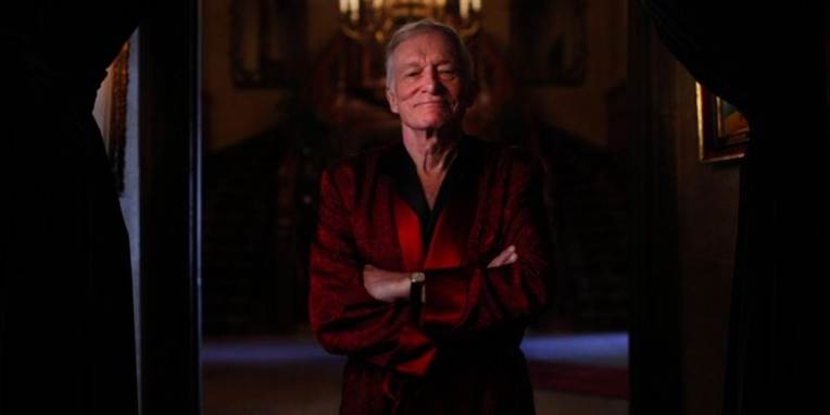 Hugh Hefners blonde kærester må droppe at hviske søde ord i hans øre og begynde at råbe dem. Playboy-kongen er nemlig blevet halvdøv af for meget Viagra.