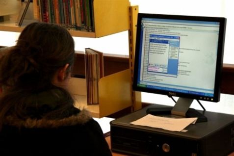 Børn bruger internettet til at ramme hinanden. Forældre skal lære deres unger at bruge den ny teknologi ordentligt.