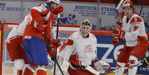 Der udbrød i 2. periode et større slagsmål mellem de danske og norske spillere, da de tirsdag mødtes ved ishockey-VM tirsdag.