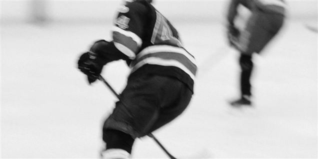Ved stillingen 1-1 modtog Oliver Lauridsen bolden langt uden for mål og hamrede pucken ind i New York Islanders mål.