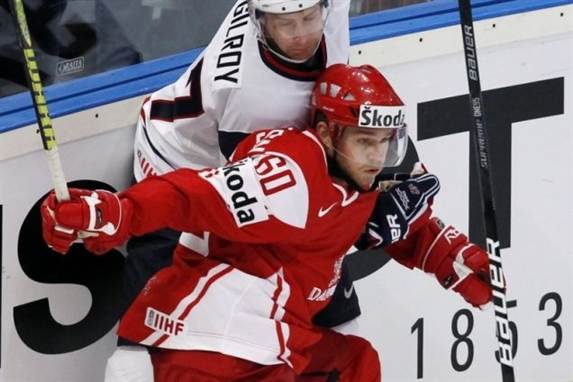 Danmarks Mads Christensen stopper USA's Matt Gilroy.
