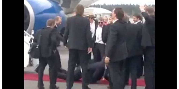 Assistenttræneren på det finske ishockeylandshold tog lidt af et styrt ud af flyet, da de nykårede verdensmestre ankom til Helsinki.