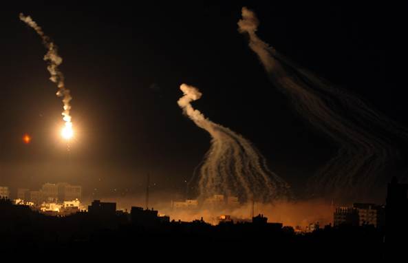 En klyngebombe over Gaza-by
 Foto: Khalil Hamra / POLFOTO