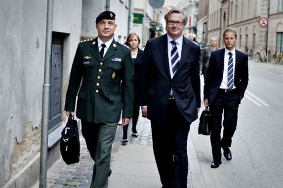 Hans-Christian Mathiesen ses her på vej ind i Fogedretten. Der alstå endte med at give grønt lys for bogudgivelsen.
