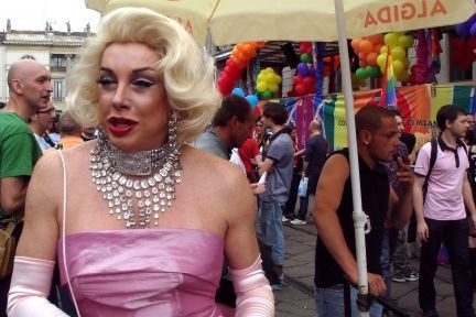 I Danmark opfatter Sundhedsstyrelsen transseksuelle som psykisk syge. Her ses en transseksuel fra en Gay Pride-parade i Italien.
 Foto: Giovanni Dall'Orto