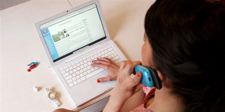 Seks ud af ti danskere arbejder hjemmefra. Og hver ottende tilbringer så mange timer inden for hjemmets fire vægge, at de er omfattet af arbejdsmiljøloven. Men Arbejdstilsynet erkender, at chancen for at få uanmeldt kontrolbesøg på privatadressen er lig nul.