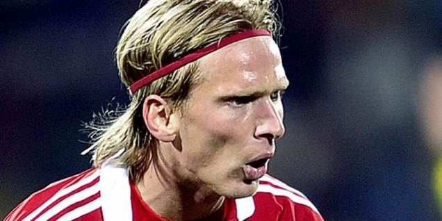 Da landsholdsspiller Christian Poulsen slog en svensk spiller i maven, blev han indirekte skyld i, at fodboldtossen Ronni løb ind på banen og angreb dommeren. Danmark blev taberdømt med cifrene 0-3.