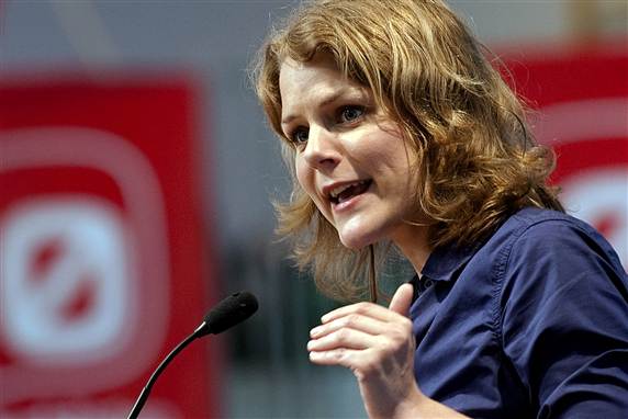 'Hvis S-SF er ligeså loyale overfor sosu-assistenten, som Lars Løkke er overfor bankdirektøren, er Enhedslisten klar til samarbejde,' siger Johanne Schmidt-Nielsen.