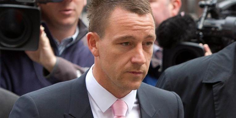 Chelseas anfører John Terry har været i retten, anklaget for racisme mod Rio Ferdinands lillebror.