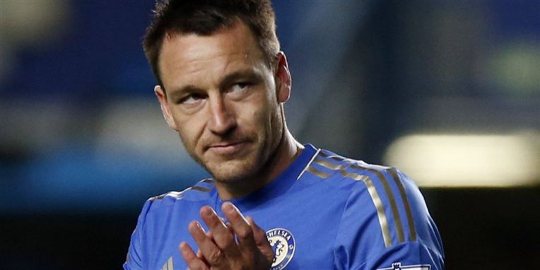 Terry blev frikendt i retten, men sanktioneret af det engelske fodboldforbund. Trods sagen beholder han armbindet i Chelsea.