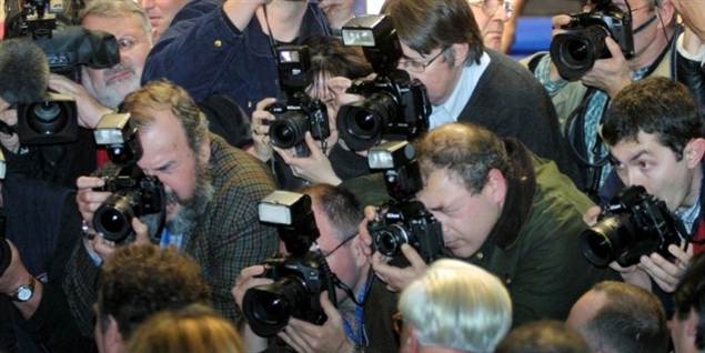 Journalister kaster sig frådende over andre mennesker for at få gode historier, sådan lyder kritikken fra Politiforbundet.