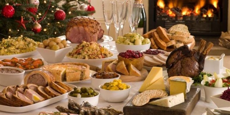 Det er fristende at kaste sig over den lækre mad i buffen ved denne tid. Det kan dog gå galt til julefrokosten - her er en gennemgang af de (mere) sikre madvarer vs. dem, man gerne må holde lidt et ekstra øje med.