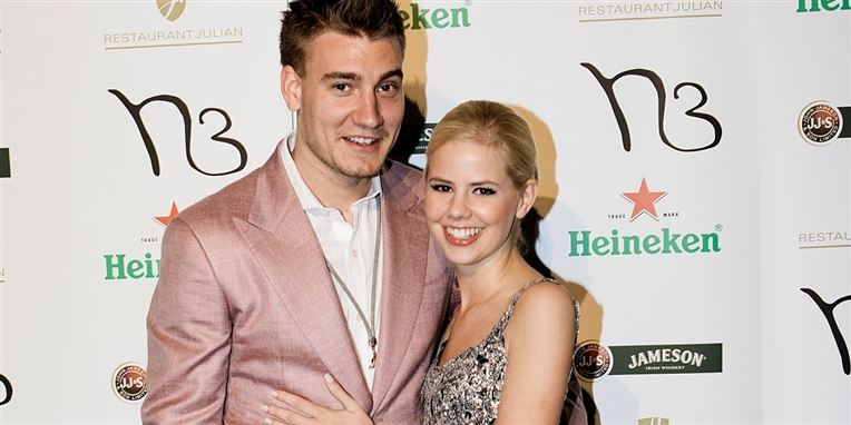 Nicklas Bendtner har allerede fundet ud af, hvor lækker Julie Zangenberg er.