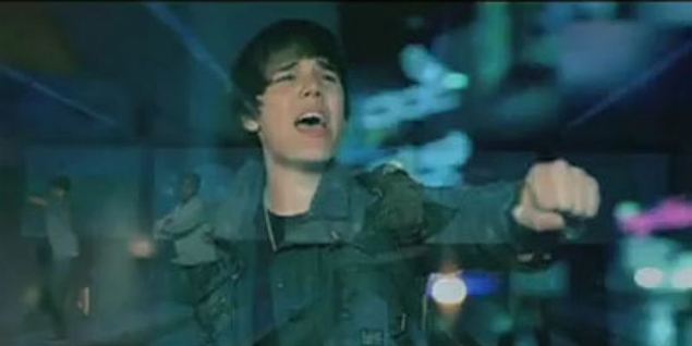 Her ses Justin Bieber i videoen 'Baby', hvor den populære herre har besøg af rapperen Ludacris.