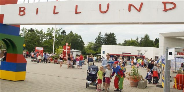 En tur i Legoland kan være hyggelig, men byen, der er kendt for det berømte legetøj og sin store lufthavn, har også en mørk side. Billund ligger således på listen over otte danske byer med for meget kriminalitet. Analysen går om bag det indlysende billede - nemlig at der bliver begået flere lovovertrædelser i storbyer som København, Odense og Aarhus end i mindre samfund.