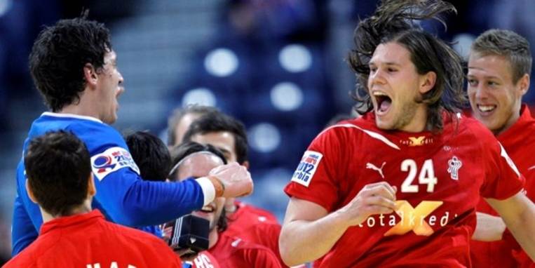 De danske spillere frygter voldelig modstand fra spanierne under aftenens EM-semifinale i håndbold.
