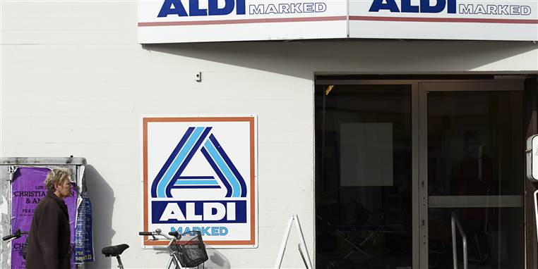 Aldi gør sig på alle måder umage for at holde omkostningerne i bund, så 
kunderne kan købe billigt discount. De gør endda krav på private 
erstatninger, hvis ansatte lægger sig syge efter et uheld i fritiden.
