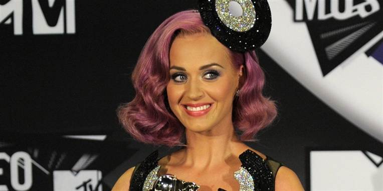Katy Perry er den første kvindelige artist, der fik seks top-fem hits på Billboard Hot 100 på et år.