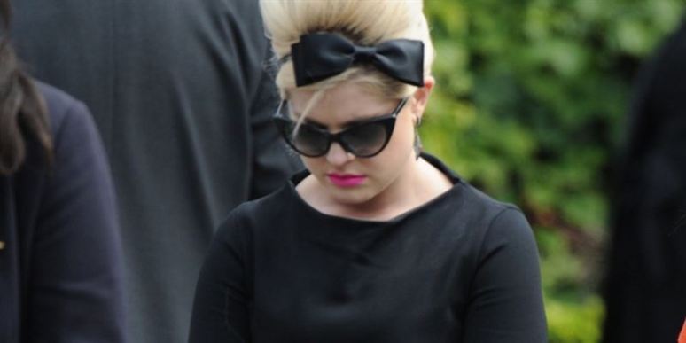 "Jeg kan slet ikke trække vejret lige nu. Jeg græder så meget. Jeg har lige mistet en af mine bedste veninder. Jeg vil altid elske dig Amy, og jeg vil aldrig glemme den sande dig," skrev Kelly Osbourne på Twitter, da nyheden om sangerindens død kom frem. Her ses hun til begravelsen tirsdag gemt bag store solbriller.