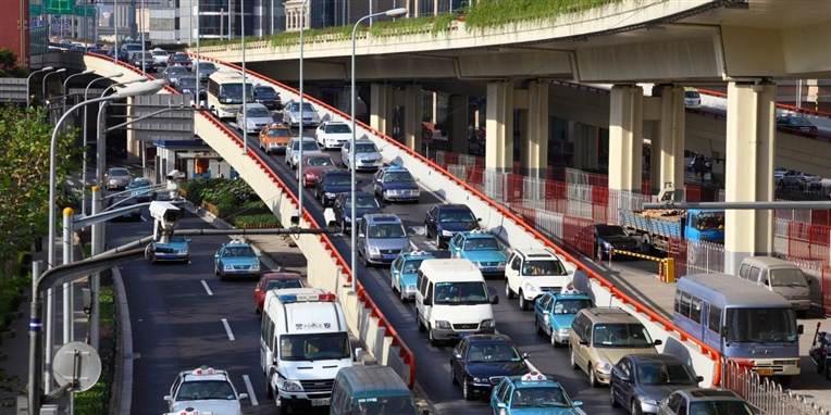 De kinesiske veje er kendt for at være ganske farlige at færdes på. Sidste år omkom 62.000 mennesker i trafikken.