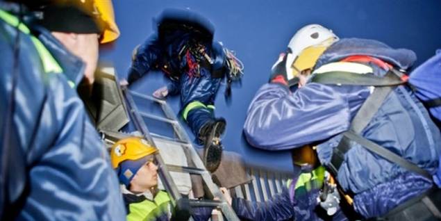 Der er flere danskere blandt de aktivister, der tidligt i morges klatrede ombord på to isbrydere i forsøget på at få dem stoppet i deres forsøg på at sejle til Nordpolen og hjælpe Shell med at bore efter olie.