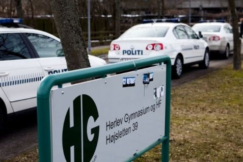 Politiet har anholdt en person i forbindelse med knivstikkeriet ved Herlev Gymnasium.
