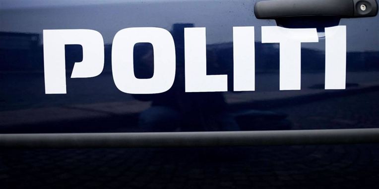 Københavns Politi har sat hunde ind i jagten på sprængstoffer efter morgenens fund på åben gade.