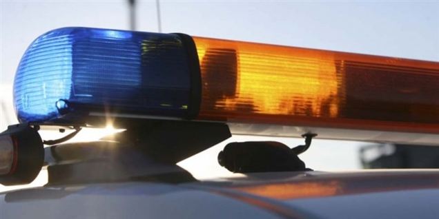 En politijagt i nat endte med, at en sagesløs bilist måtte skæres fri og behandles på hospitalet.