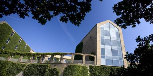 Her er det Aarhus Universitet. Universiteternes rektorformand Jens Oddershede forklarer, at pengene bliver sparet op på grund af usikre offentlige bevillinger.