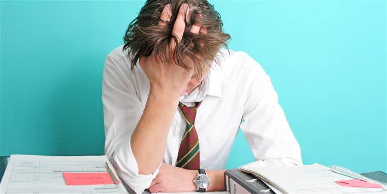 Hos Dansk Magisterforening har man årligt over 1.000 medlemmer, der henvender sig med arbejdsrelateret stress. Erfaringerne siger, at cirka 100 er mandlige medlemmer. Baseret på andelen af mænd og kvinder i fagforeningen, burde fordelingen være omkring 600 kvinder og 400 mænd årligt. Men sådan er det ikke.