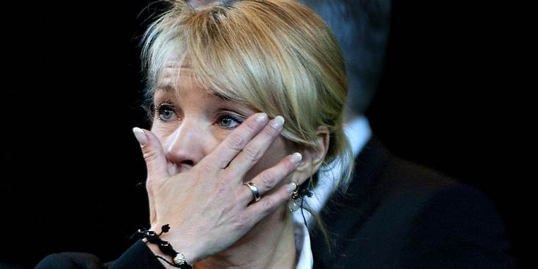 Lene Espersen er færdig som politisk leder. 18 år efter, at hendes forgænger, Poul Schlüter måtte sige farvel efter Tamil-sagen. Schlüter startede fra ingenting og fik ti år i Statsministeriet. Lene Espersen halverede partiets stemmetal på 27 måneder.