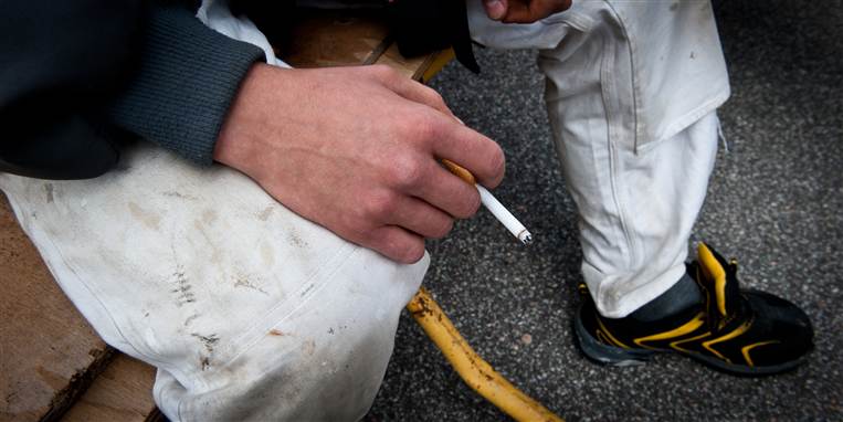 Pedeller, pædagoger og plejehjemspersonale kan stadig snuppe sig en smøg i de fleste kommuner. Men det totale rygeforbud rykker tættere på. &nbsp;