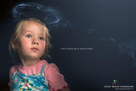 "Nogle børn kommer tidligere i himlen," skriver den den humanitære organisation Child Health Foundation i denne tyske kampagne, der opfordre rygere til at skåne børn for tobaksrøg. Danske Kræftens Bekæmpelse mener, at der herhjemme er behov for lignende oplysningskampagner.
