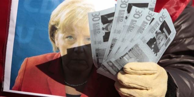 Her en italiensk demonstrant, som viser sin kritik af den økonomiske krise, som rammer hele EU.