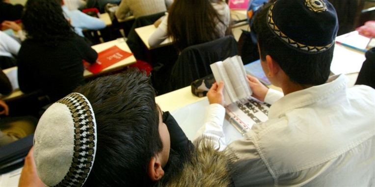 Arkiv. En sprængladning eksploderede fredag ved menighedshuset bag synagogen i Kamrergatan i Malmø, mens døren blev forsøgt knust med brosten. Ingen kom noget til, men en rude blev knust, og døren ind til bygningen blev beskadiget.