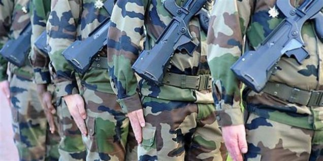 Mænd i militæruniformer stormer en landsby i Nigeria og slagter 10 mennesker.