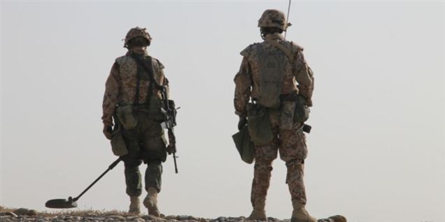 To danske soldater iført fragmentationsveste leder efter miner i Afghanistan.