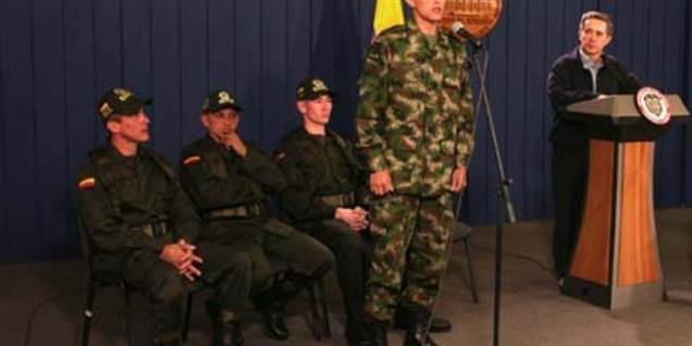 Her er det tre tidligere gidsler, der blev frigivet af Farc. Farc har i de senere år været under stigende pres - i 2008 demonstrerede 12 millioner columbianere imod den terrorlistede organisation.