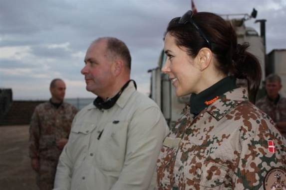 Kronprinsessen er løjtnant i Hjemmeværnet, og har de seneste to dage været på besøg hos de danske soldater i Helmand-provinsen.