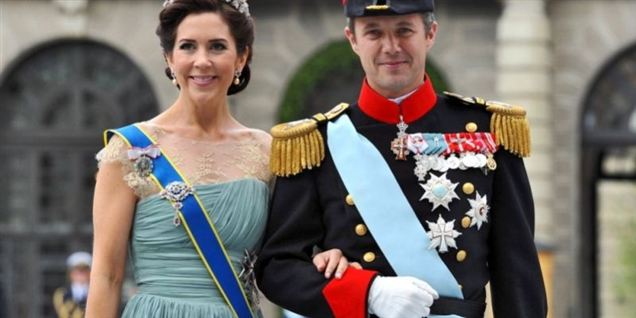 Der er masser at farvelade, vedhæng, medaljer og ordener på Kronprinsens uniform. Ordener som han får uden at røre en finger.