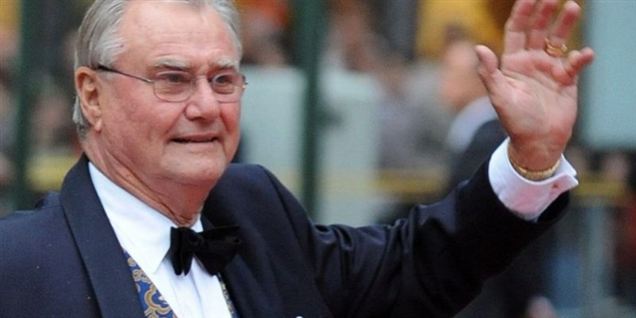Selvom sladderpressen går tæt på, mener prins Henrik alligevel, at politikere bliver behandlet dårligere i pressen end Kongehuset.
