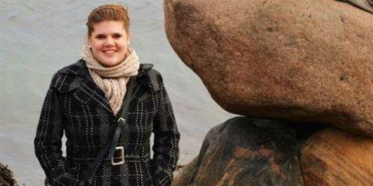 Carla Johnson kom under opholdet i Danmark også forbi København. I baggrunden er det soklen af den lille havfrue.