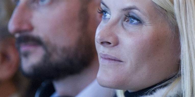 Det norske kronprinspar havde været til den danske kronprinsesse Marys 40 års fødselsdag, da de søndag morgen skulle flyve hjem til Oslo.