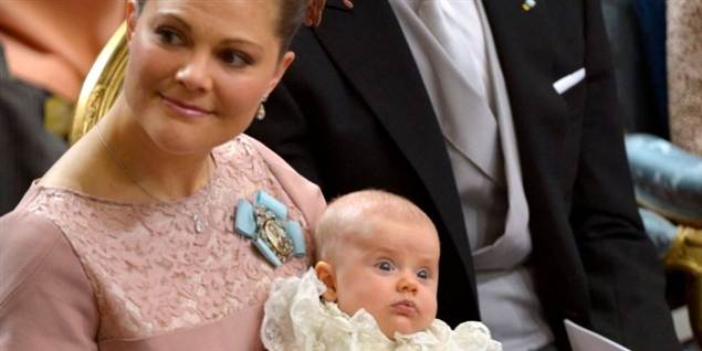 Den lille svenske prinsesse Estelle er Kronprinsesse Victorias første barn og nummer 2 i arvefølgen til den svenske trone.