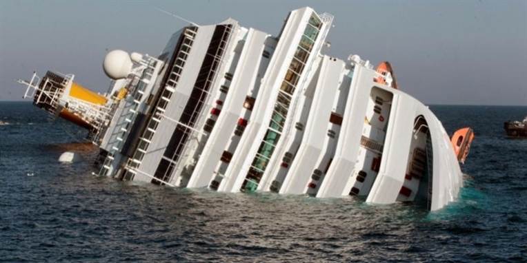Kaptajnen på Costa Concordia er blevet anholdt og sigtet for mulige manddrab, skriver BBC.