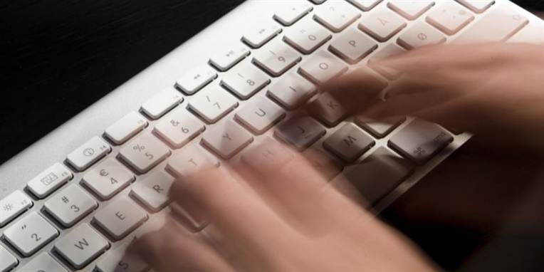 58 procent af de ansatte fryser i erhvervslivet, mens det gælder hele 65 procent af de offentligt ansatte, viser undersøgelse.