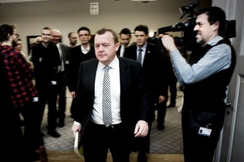 Løkke ankommer til samråd, hvor oppositionen grillede statsministeren over fire timer