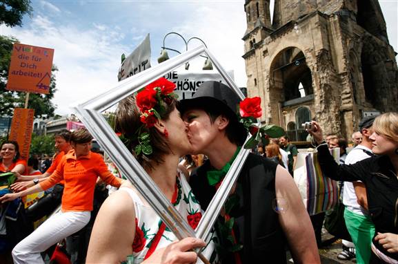 Verden over kalder homoseksuelle kvinder sig for lesbiske, men det navn vil &oslash;boerne fra den gr&aelig;ske ferie&oslash; Lesbos nu have eneret til.&nbsp;